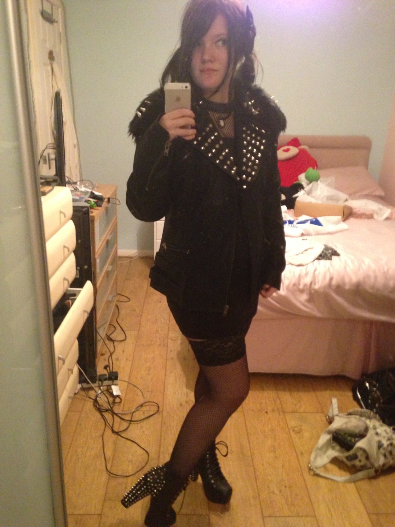 agh, this is my super hot girlfriend, rocking the leather! GO! Adore and praise her,