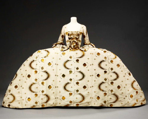 defunctfashion: Mantua | c.1760 —The gown had been found in May 1989 by Theresa Merville Crawl