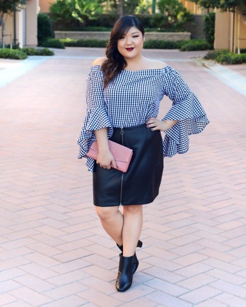 Who else is into dramatic sleeves right now? I’m living for this top from @macys! Head to curvygirlc