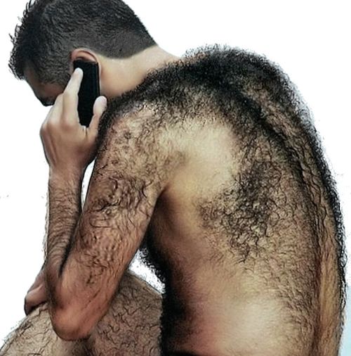 angel-amable:   Al sacarse la camiseta en la playa ‘gay’… todos han empezado a lanzarle bolsos de  playa, pinchándole con sombrillas, arrojando iPad’s…: - Aléjate! Monstruosidad infame. Se ha tenido que ocultar cuando empezaron a encender