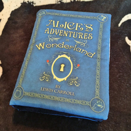 snootyfoxfashion:Handmade Book Pillows by BrassingtonHollowx / xx / xx / x