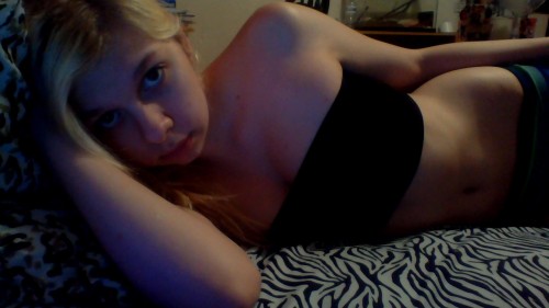 keepita-secrett:  Here. Have this, just because.<3 your bods hot girl c;But hey, when you submit to me, could you try to submit a picture not already on your blog?:’) http://twatts-r-us.tumblr.com/ 