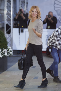 fuckyeahsienna:    Sienna Miller at the 63rd