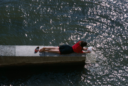 fotojournalismus:  Paris, 1988. Photo by Bruno Barbey 