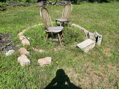 Worked on the fire pit today, mostly level except for the end( used the level the whole circle anddd it’s not level to the beginning of the circle🙄🤦🏼‍♂️) then mowed the lawn. Was a good productive day🤘🏼