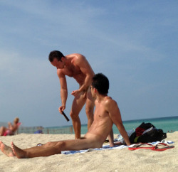 DESNUDOS EN LA PLAYA