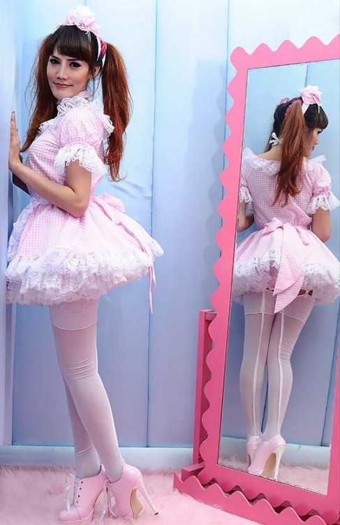 iwishiwashersob: charleen69: Lovely  I wish I could look so cute and frilly 