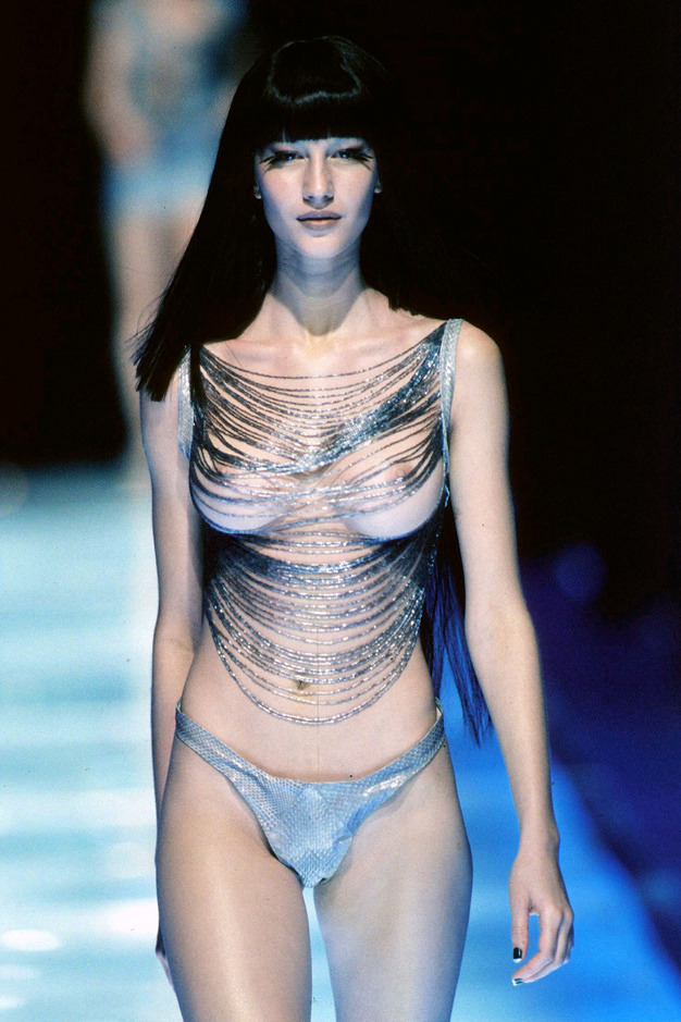 sassmafia:   Gisele Bundchen at Alexander McQueen Spring/Summer 1998 