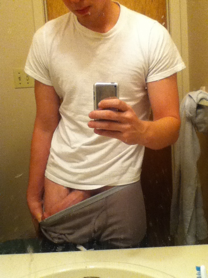 flashlight63:  youngryguy:  Cute &amp; hung. Perfect. Follow Youngry  Seems to