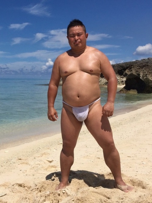 haraemon: fundoshioyaji: CUTE FUNDOSHI-DADDY!!! 沖縄の海かな！綺麗だね！沖縄の海には、こんな褌が似合うね！