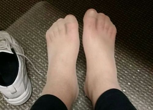 nylonbreak: So lickable nyloned toes From @hoseloverlv