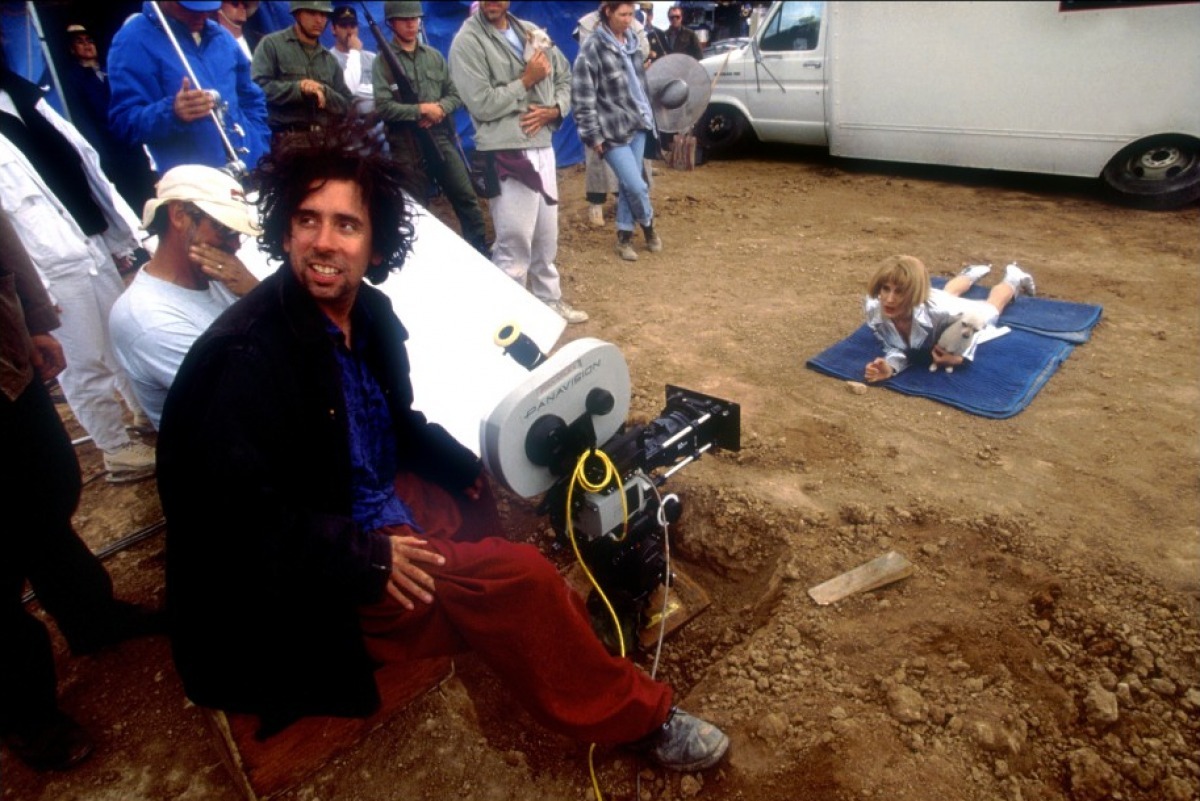 fuckyeahdirectors:  Tim Burton and Sarah Jessica Parker on-set of Mars Attacks! (1996)