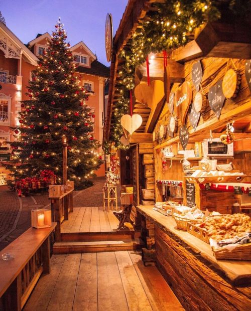 #italia #mercatinidinatale Il #Natale non è “solo” il 25 dicembre, è un percorso che inizia in occas