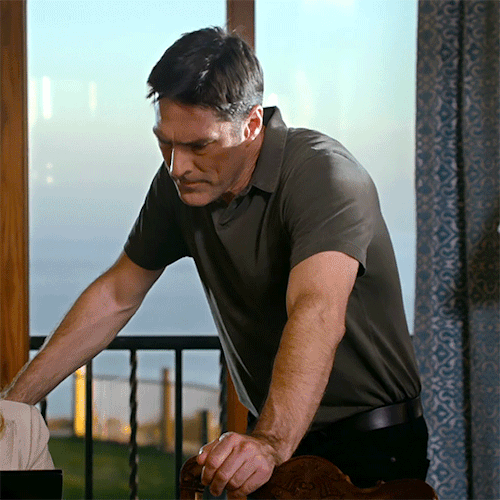hotch-girl: AARON HOTCHNER + POLO (AND ARMS) in 10x19 “BEYOND BORDERS.”