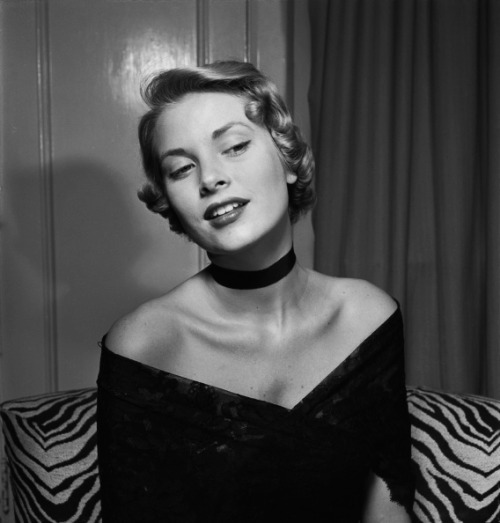 longtallsallyd:Grace Kelly photographed by Ed Vebell, New York, 1949. 