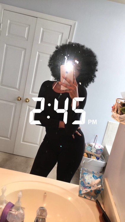 uhohnova:  Excuse my messy mirror 😰