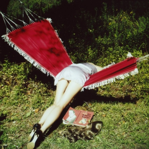 lesmaileurs: Marianna Rothen Kiss Tomorrow Goodbye (from the series Shadows in Paradise), 2016