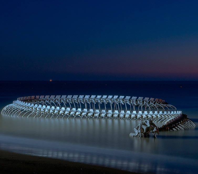 littlelimpstiff14u2:  Serpent d'Océan - Huang Yong Ping A gigantic aluminum serpent