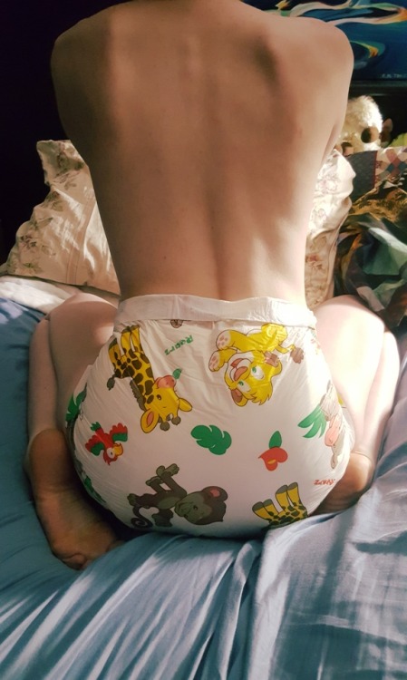 scatteredsubmissive: Spent the day playing in my new rearz safari diapers. Had some errands to run… 