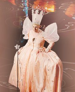 enchantedmemories:  Ellen DeGeneres dresses up as Glinda the Good Witch at the 86th Academy Awards