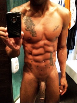 nudeblackmenxxx:  seXXXy #selfies #TeamBody