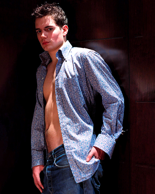 pajaentrecolegas:HENRY CAVILL by Perou for Tatler (2002) That happy trail………&he