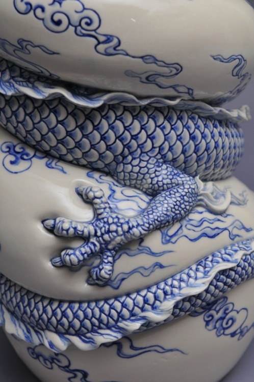 theonlymagicleftisart:A Painful Pot - Johnson Tsang / Porcelain /  L28  W20  H45 cm /