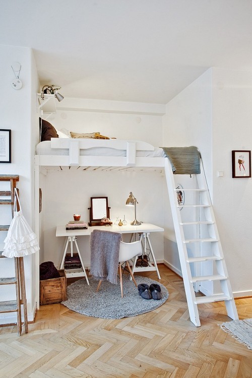 minimaldesks: Talk about maximizing space.  This is within a small apartment living room.