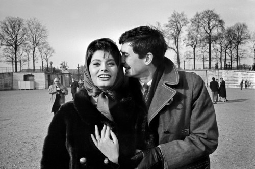 The Tuileries Gardens.  Sofia Loren and  Anthony Perkins. 1962.