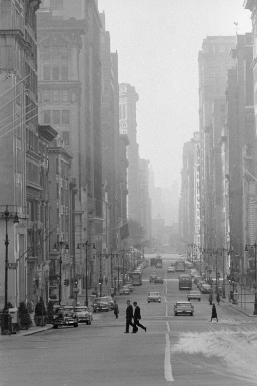 oldnewyorklandia:Constantine Manos, Fifth Avenue (series), 1961. 