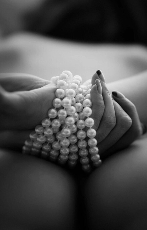 kawbode:  the-vampire-lady-rose:   🔒♥️🌹♥️🔒   Pearls…