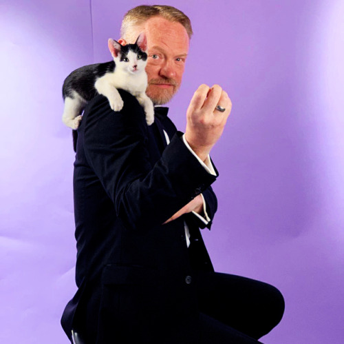 charlesdances:Jared Harris with some adoptable kitties (x)