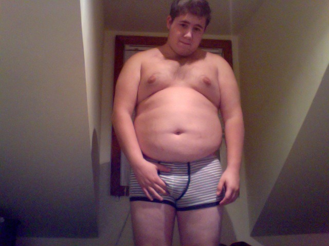 talekjr:  gayguvmark:  chubpornlover:  hankmiller66:  Hard to resist a cute chub