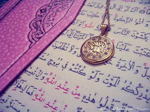 Allah Necklace on a Mushafwww.IslamicArtDB.com » Photos » Mushaf Photos (Books of Quran) » Photos of Open Mushafs
Originally found on: imanifaiths