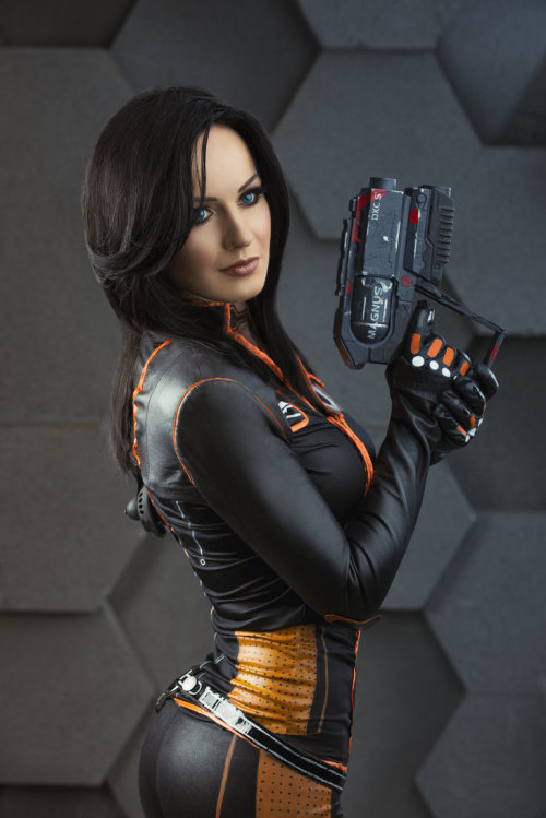 crassetination:  Cosplay 02: Done right!