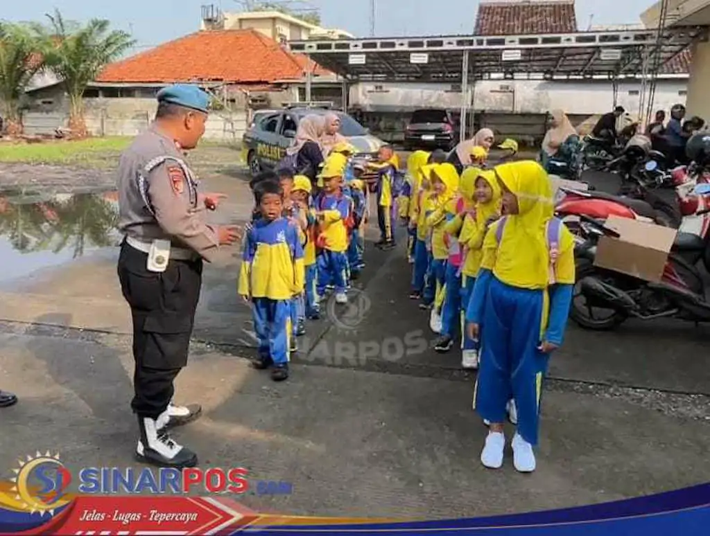 Polsek Klari Terima Kunjungan PAUD RA. AL AMIN, Edukatif Mengenai Tugas Polisi Sejak Usia Dini