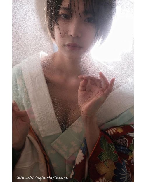 シーナちゃんと半年ぶりのセッション。彼女が着物で撮りたいと言い出したので、女優の佐倉萌さんに着付けをお願いしました。ちゃんと着付けしていただいたのに、なぜかこんな事にwmodel:辰巳シーナphoto