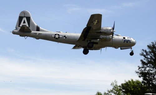 zainisaari:The world’s only flying WWII Boeing B-29 Superfortress comes in to land at Van Nuys