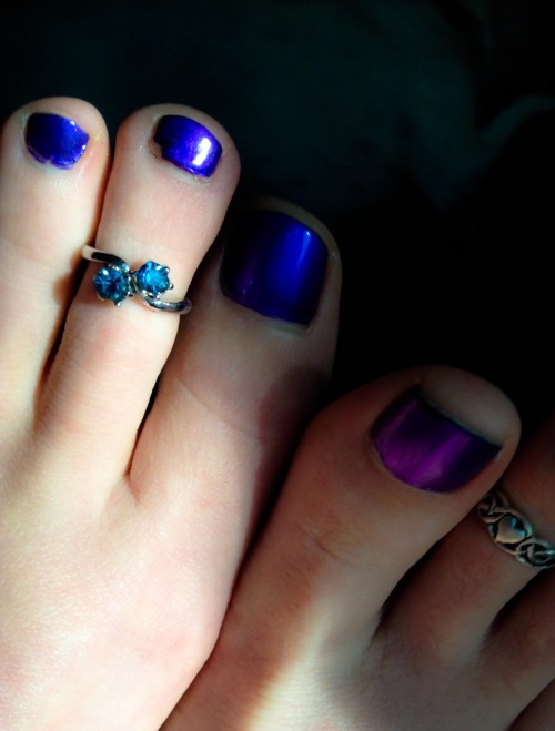 cute girls with amazing toe rings and cute feet