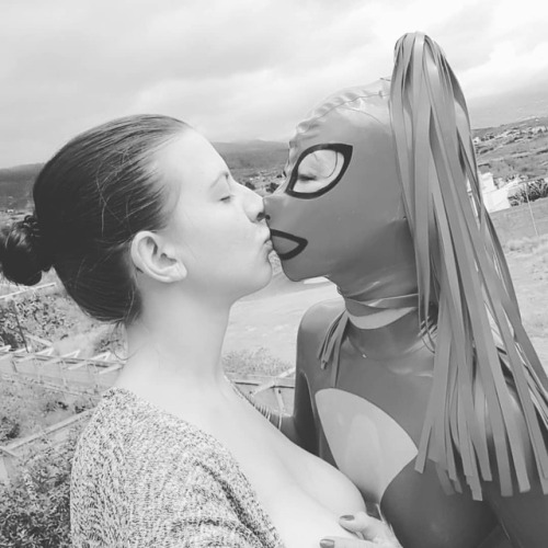 A fetish kiss with @tindrafrost in #tenerife❤️  My latex mask by:@coco_latex  #kiss #fetish #lesbian