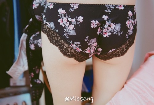 Porn Pics miss-eng:  晚上口渴一直在喝水，M小姐喊我上床睡觉。