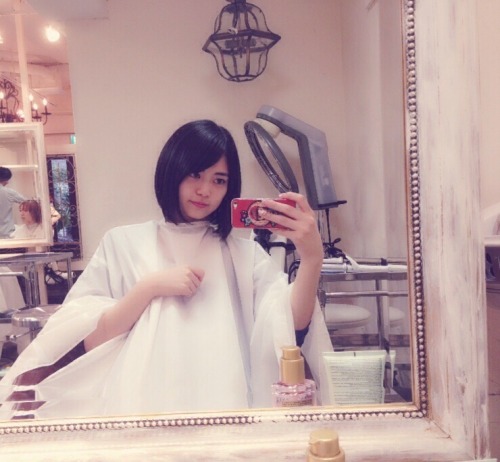 acehikari4:  xxxakaskorpion:  Maeda Ami G+ 2014/08/13  今日髪切りました♡10年ぶりのボブヘアー♡Today I cut my hair ♡Bob hair after 10 years ♡どーですか？？How is it??  Comments:  Maeda Ami本当に切ったよ！！ウィッグとかじゃなくてヾ(●’`●)ﾉI