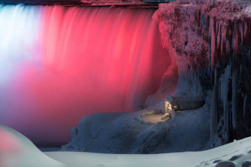escapekit:  Illuminated Falls Toronto-based photographer Adam Klekotka captured stunning photos of Niagara Falls after two weeks of record-setting temperatures in January 2018. Klekotka explored the icy waterfall at night, discovering an illuminated
