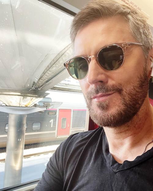 richardcarmitage En route pour Marseille pour les derniers jours de tournage. #Damage