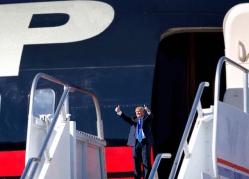 jfk-lunarangel:weavemama:REBLOG TINY TRUMP TO FURTHER PROVE HIS IMMATURITY He’s so tiny, IS FUNNY TO