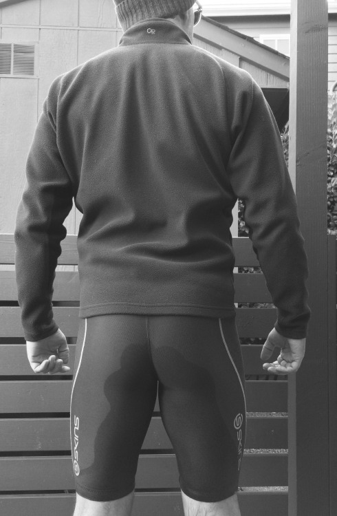gymsweatr:  Taking a leak in my Skins, couldn’t hold back the flow during a run 