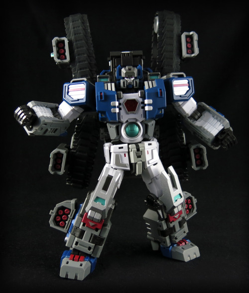 londonprophecy:  sinvraal:  Fortress Maximus Or rather, Perfect Effect’s ‘Warden’. Damn this dude is made of awesome and win. While he fills a few other forms, I got him for the amazing rendition of IDW’s Fort Max. The quality is off the charts,