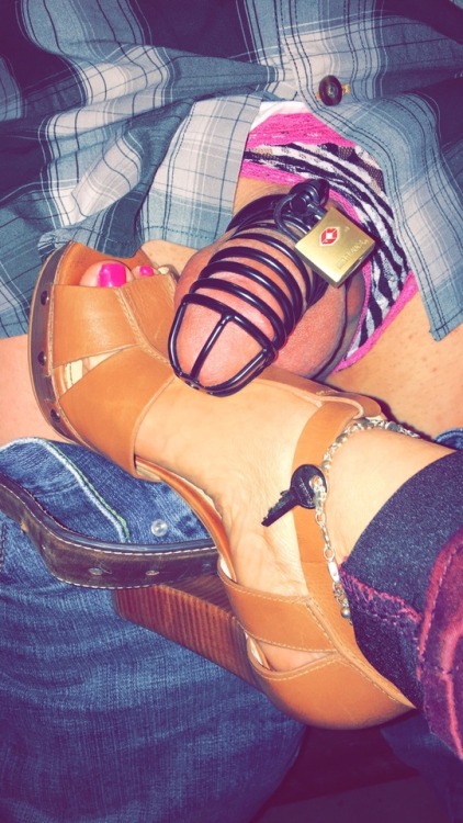 domyoursissycock: Locked up and his freedom is at my feet ❤️ @sexysissy713