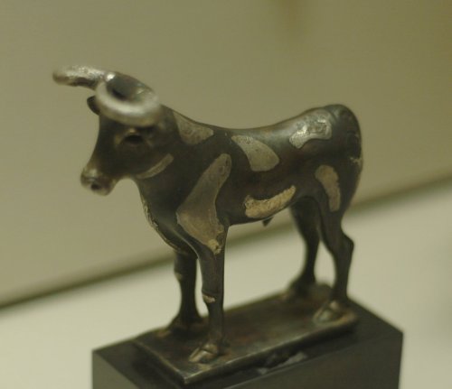 Mesopotamian statuette of a bull (bronze with silver inlay). Unknown artist; Early Dynastic III peri