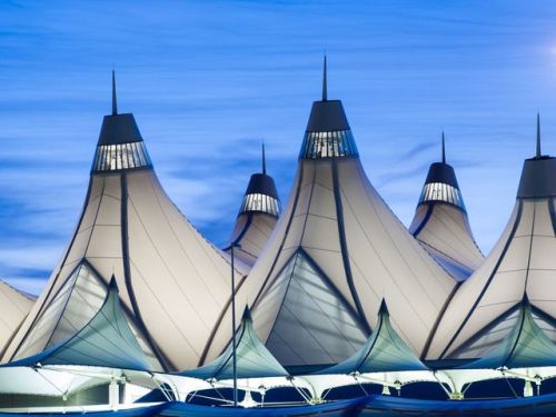 Terminal at Denver International Airport. Fonte www.usatoday.com/media/cinematic/gallery/100